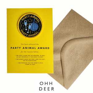 Поздравителна картичка с нашивка "Награда за парти животното"